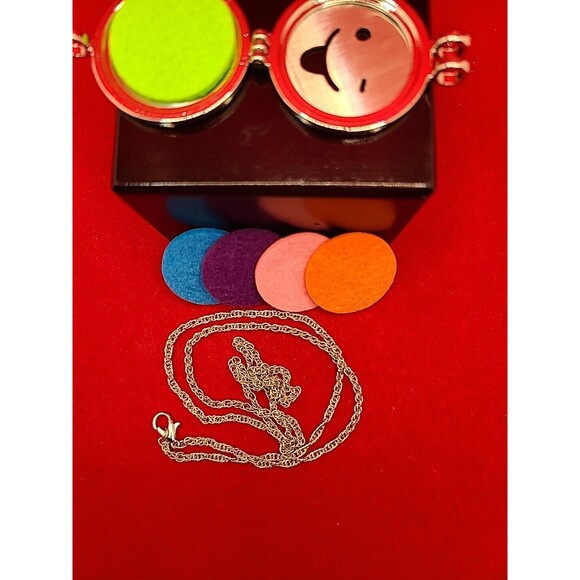 Aromatherapy Essential Oil Diffuser Necklace Locket Pendant 5 Refill Pads - Picture 6 of 6